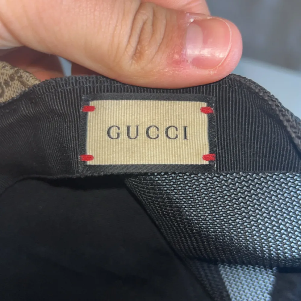 Gucci keps, äkta, storlek M men passar allt för du kan ändra där bak. Följer med tygpåse från gucci. Accessoarer.