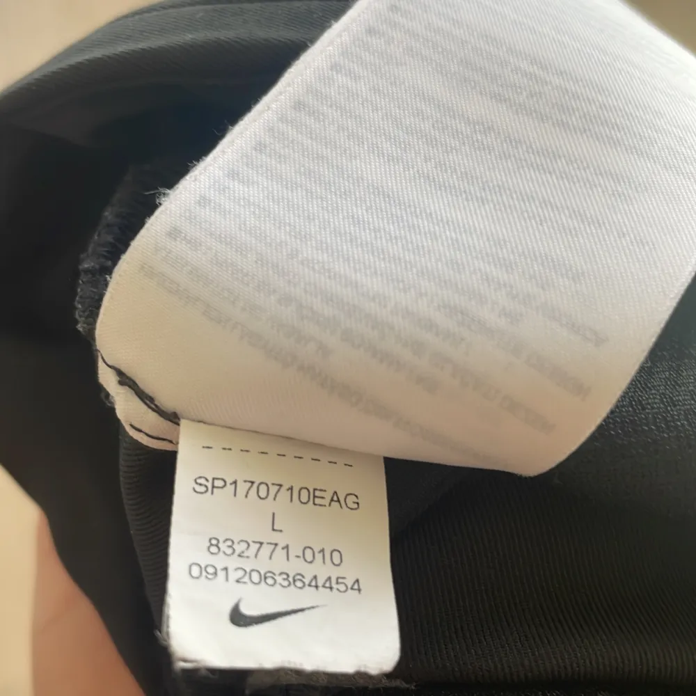 Dessa fina Nike golf byxor är aldrig använda då dom  har bara suttit i garderoben.. Jeans & Byxor.