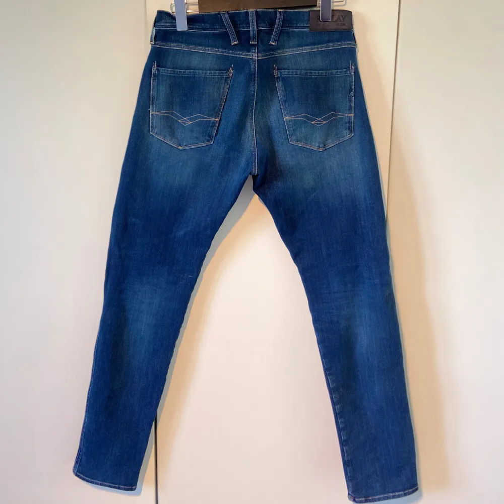 Replay Jeans  |  Skicket: 9/10 Bra skick men finns täcken på användning|  Storlek : W31  |  Nypris: 1800 ungefär   | Vårat pris: 599kr!  |  Model: ”Anbass”  |  Har du några som helst frågor skicka ett DM så svarar vi inom kort!  . Jeans & Byxor.