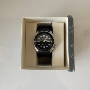 Seiko SKX007 - Seiko SKX007 säljs i mycket bra skick  Kommer med annan bezel samt band på, original till båda följer med.  Pris: 2999kr
