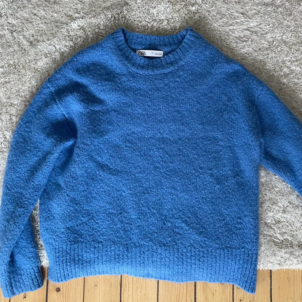 Säljer min fina blåa stickade tröja från Zara, andvänts ej så mycket, i bra skick och passar så bra nu till sommaren💘. Tröjor & Koftor.