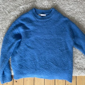 Stickad tröja - Säljer min fina blåa stickade tröja från Zara, andvänts ej så mycket, i bra skick och passar så bra nu till sommaren💘