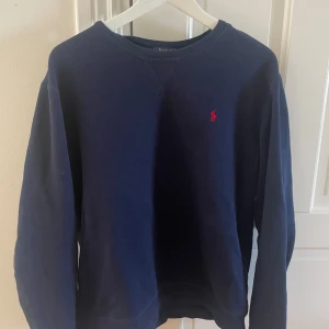 sweatshirt - Marin blå, bra skick, det står att det är en xl men det är typ en M