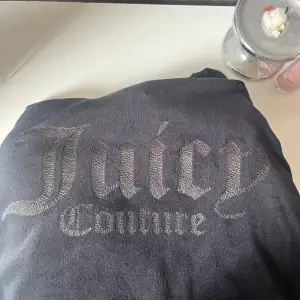 Jätteskön svart Juicy couture tröja☺️ köpt på plick för 600