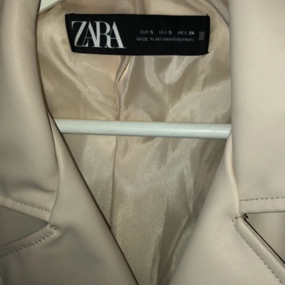 Skinnjacka från Zara i beige i strl S är i bra skick är bara använd en gång.. Jackor.