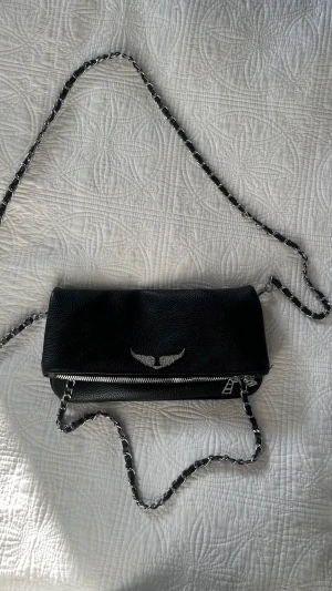 väska - zadig Voltaire väska. I jätte bra skick. Köpt här på plick så är osäker på om den är äkta, därav priset. 