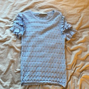 Tröja - Jättesöt tröja köpt på Zara för flera år sedan, men dock nästan oanvänd! Den är strl L men tycker att den sitter bra på mig som S, skulle nog sitta perfekt på någon som är M. Skriv privat för fler bilder💕