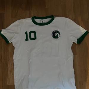 Pelé tröja - Vit o grön relativt tjockt tyg i storlek L men funkar perfekt som M också, 10/10 skick. Kommer inte till användning