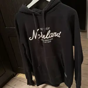 En varm och skön Norrlands hoodie Använd en del. Storlek S men sitter som en M Nypris 950kr