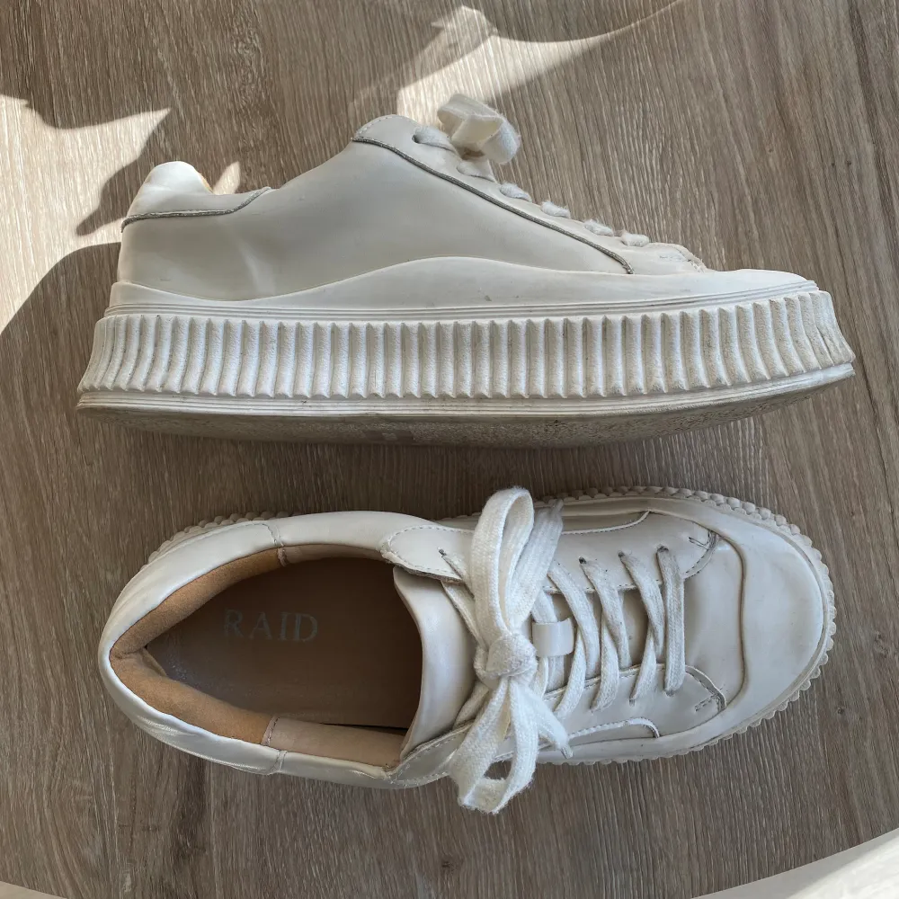 Coola och super snygga beiga skor inköpta från Asos från märket RAID!🤍 . Skor.