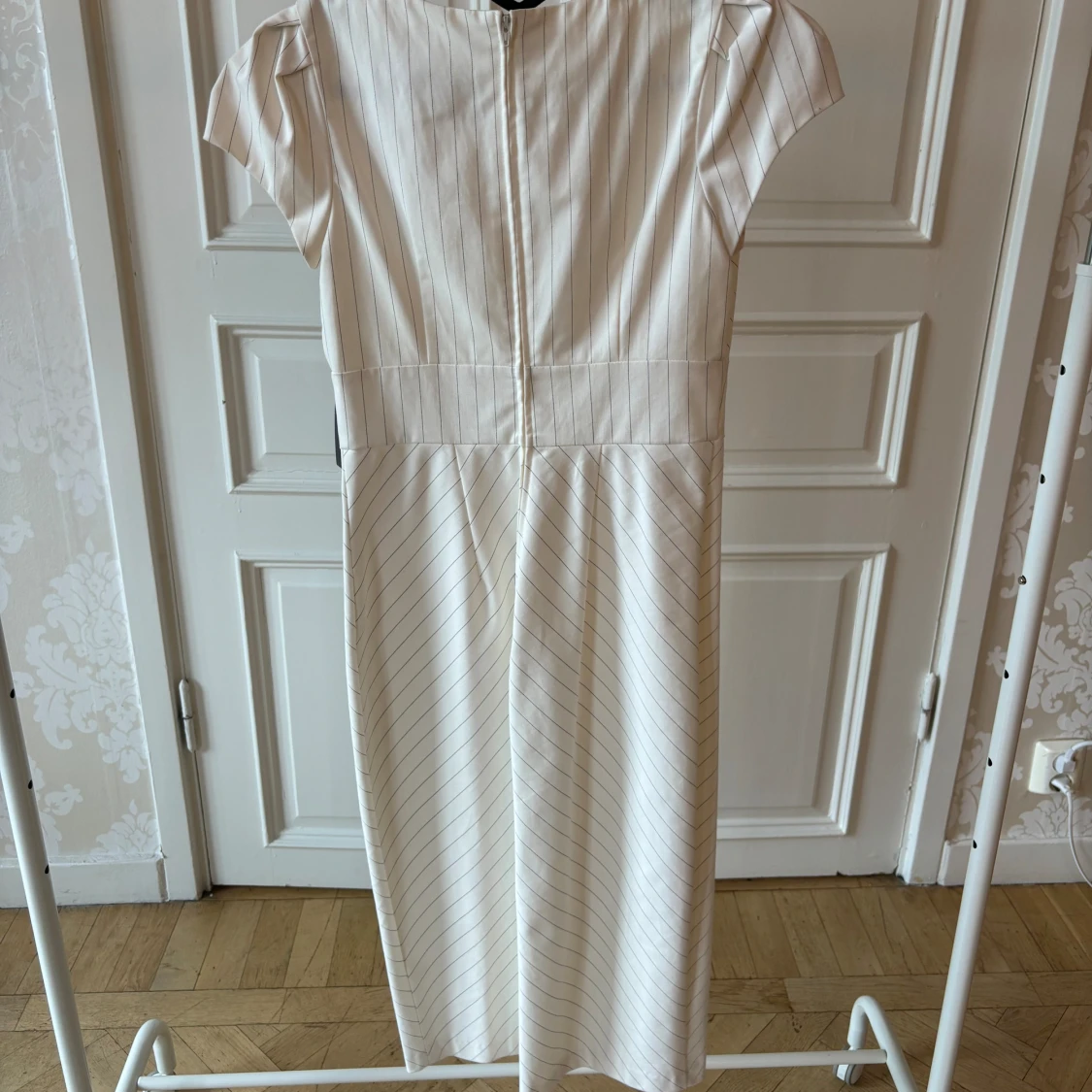 Vit klänning med ränder, Stop Staring! - 93