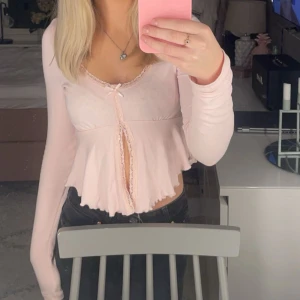 Rosa blus - Säljer nu min rosa topp från Gina då den inte kommit till användning. Endast använd två gånger. Superfin men finns en liten fläck på armen, inget jag försökt få bort. Nypris: 259kr. Skriv till mig privat vid frågor🎀