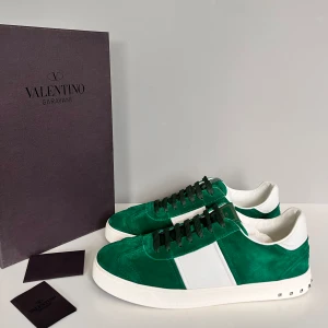 Valentino flycrew  - Säljer ett par feta valentino flycrew i storlek 44, cond 10/10 endast testade! Kommer med OG box och booklet