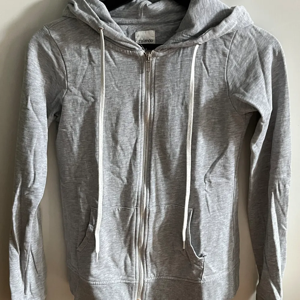 Basic grå hoodie med dragkedja från zalando essentials i storlek xs. (slim passform) Använd men bra skick.. Hoodies.