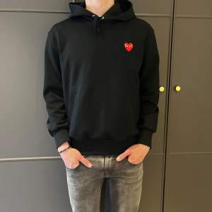 Snygg CDG hoodie för bra pris som tyvärr är för liten för mig Skick: 9,5/10 Storlek L, men är mer som en M Nypris: 2500 kr Pris: 950 kr, pris går att diskutera 