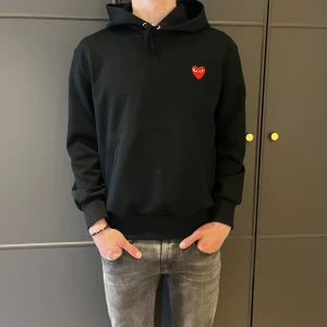 Svart CDG hoodie med rött hjärta - Snygg CDG hoodie för bra pris som tyvärr är för liten för mig Skick: 9,5/10 Storlek L, men är mer som en M Nypris: 2500 kr Pris: 950 kr, pris går att diskutera 