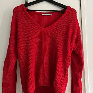 Superfin röd stickad tröja med v-ringning. Köpt på na-kd i storlek xxs men skulle gissa att den kan vara xxs-s beroende på hur man vill den ska sitta. Bra skick.