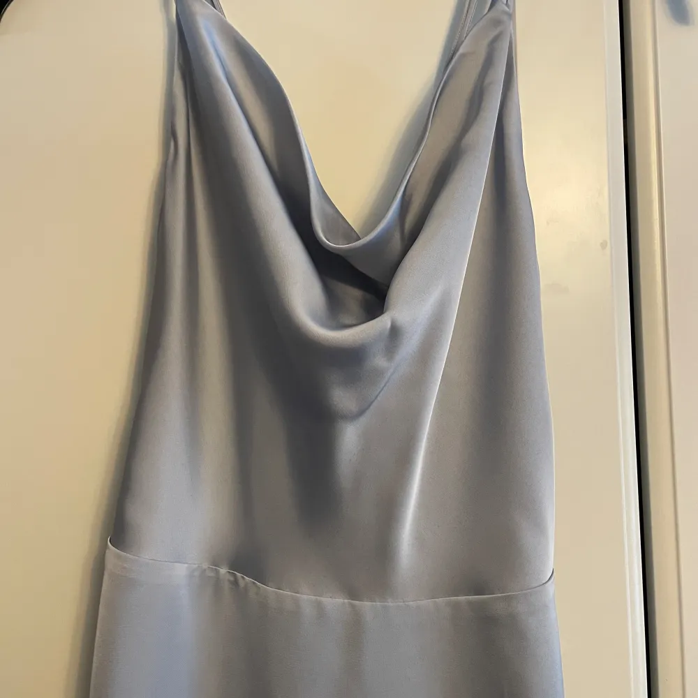 Jättefin klänning från ellos från märket joelle. Använd en gång men inga tecken på användning. Köpt för 900kr. Klänningen har knyte i ryggen och en dragkedja.  Köparen står för frakten💕. Klänningar.