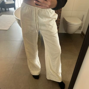 Linnebyxor Weekday - Säljer denna linnebyxor från Weekday, oanvända. Supersnygga i modellen och bra i längden.   Jag är 167. 