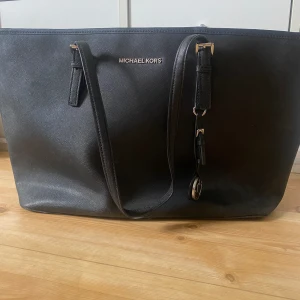 Michael kors väska - Säljer min Michael kors väska för att den inte kommer till användning.Den är i bra skick förutom att den är lite sönder vid bandet men det syns inte☺️.