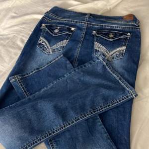 Säljer dessa SÅ snygga BOOTCUT jeans med decor på fickorna. Absolut älskar men de är lite stora på mig. 450kr vid snabbt köp!