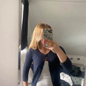 Marinblå stickad kofta - Bra skick, saknar två knappar (se bild)