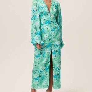 Adoore klänning - Säljer en helt oanvänd Adoore klänning i storlek 36. Etikett sitter kvar. Säljes för 1200kr