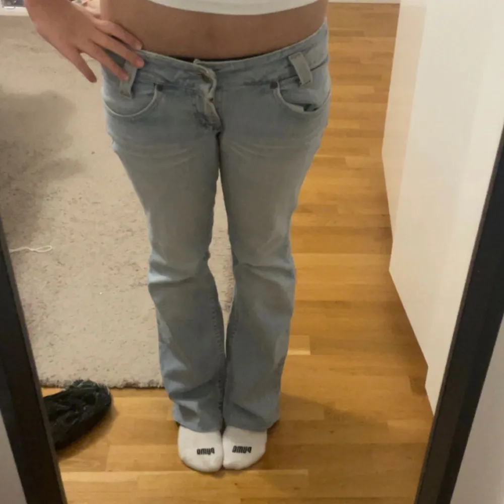 säljer dessa lågmidjade bootcut lee jeans🥰 älskar dom verkligen men är behov av pengar just nu🥰❤️. Jeans & Byxor.