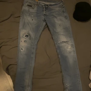 Dondup George - Tja, säljer dessa unika dondups till ett grymt pris! Köpta för ungefär 3000kr säljs för endast 999kr! Cond: 9/10! Storlek 33 men sitter som 32! Hör av er vid minsta frågor elr funderingar!