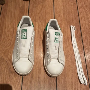 Adidas skor storlek 38 - Storlek 38, använda i cirka 1 vecka bra skick inga stora fläckar