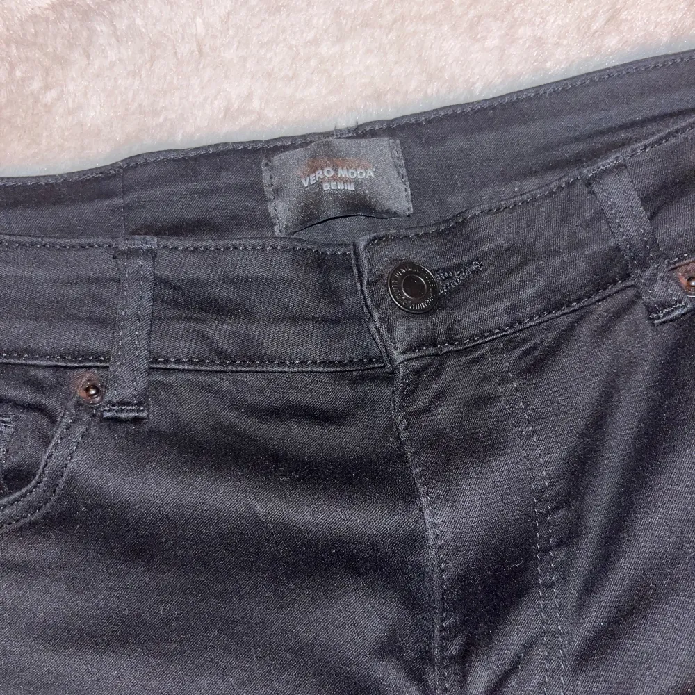 Svarta utsvängda jeans ifrån Vero Moda i väldigt bra skick!🩷. Jeans & Byxor.
