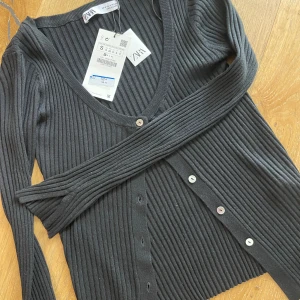 Kofta - Oanvänd kofta från Zara med slit i ärmen!