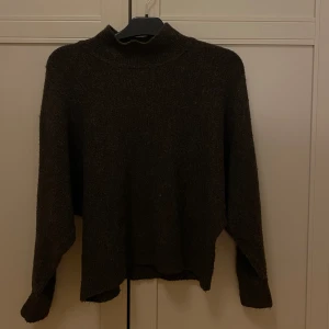 Stickad tröja - Fin stickad tröja med lite högre krage. Den är i bra skick, men det förekommer lite noppror på tröjan💗