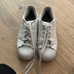 Adidas superstars white - Adidas Superstars white
