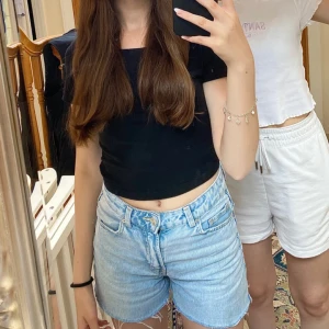 Jeansshorts - Jeansshorts från H&m som är midwaist💓Säljer för dom är lite för små runt magen. 38cm tvärsöver magen. 