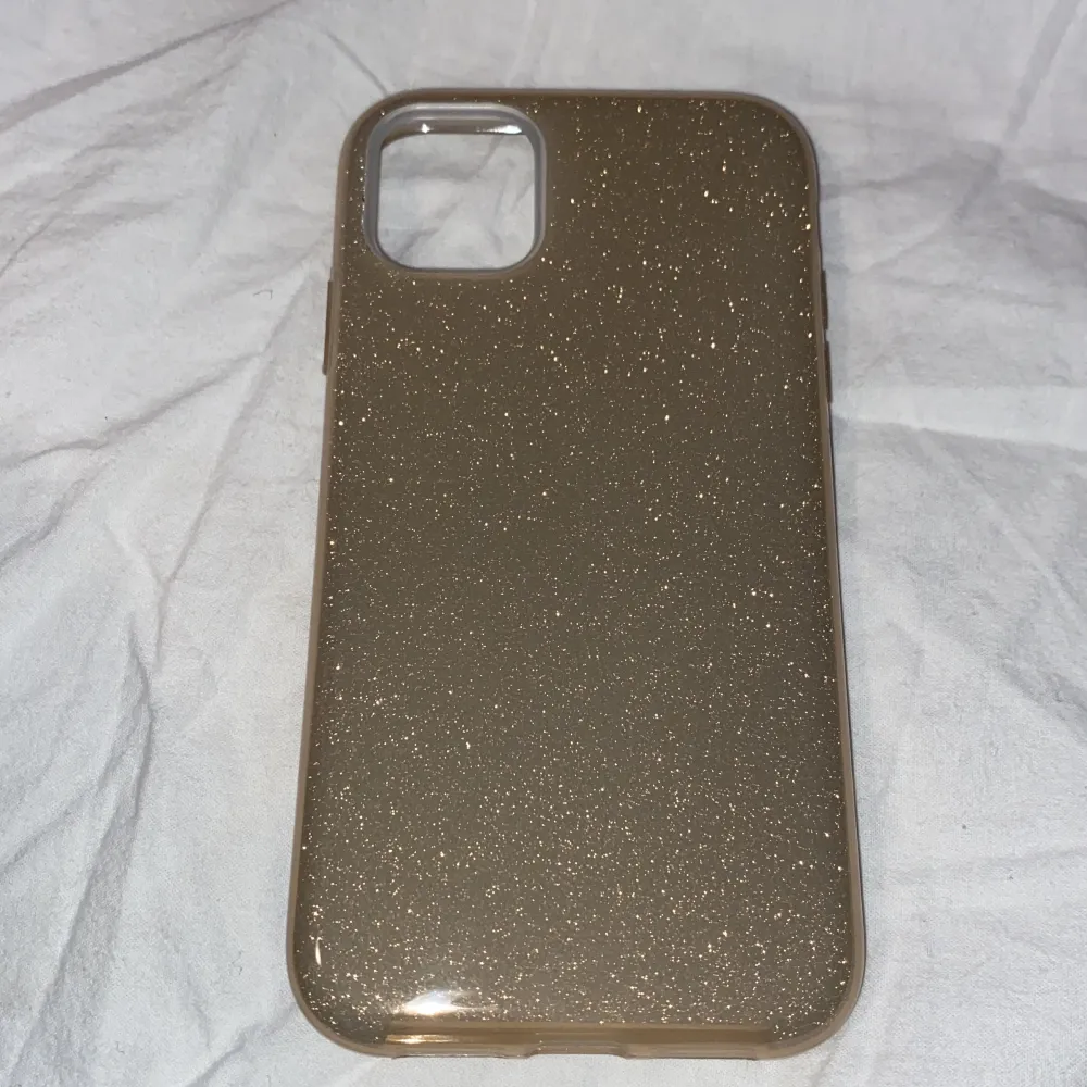 Ett guld skal med glitter till iPhone 11💞. Accessoarer.