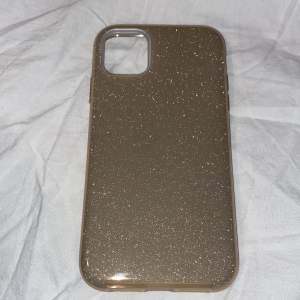 Ett guld skal med glitter till iPhone 11💞