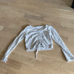 Tröja - En beige magtröja i barn size