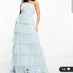 Balklänning blå  - Balklänning från asos, endast testad och prislappen kvar men har hittat en annan klänning som jag hellre vill ha därav säljer jag denna.  Nypris 1069kr (slutsålt på hemsidan)  Jag säljer för 800 men vid snabb affär kan vi diskutera pris🥰🥰