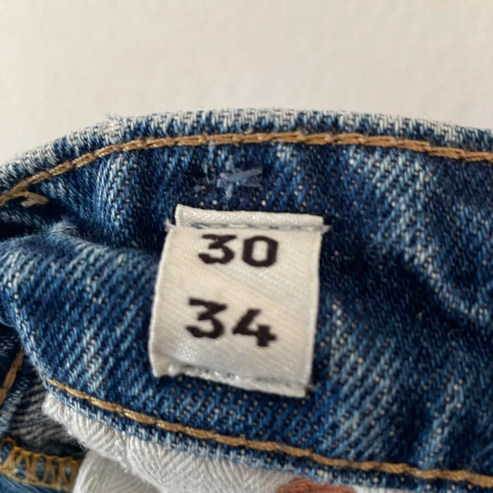 Säljer nu ett par blå Jack & Jones Chris-Loose fit jeans. Jeansen är i fint skick och är i storlek 30/34. Hör gärna av er vid intresse och frågor!. Jeans & Byxor.