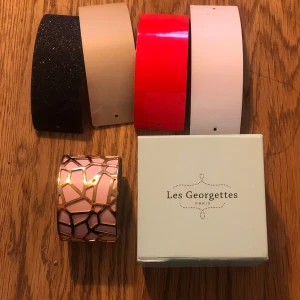 Les Georgettes armband  - Armbandet är 4cm bred. Ingår 10 olika färger att välja på, alltså 5st läderband. 