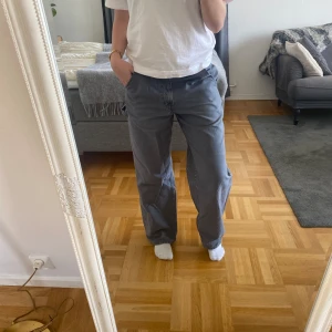 Blåa cargojeans - Snygga blåa cargojeans som sitter lågmidjat och baggy. Använda fåtal gånger. Storlek 40 men passar mig som är 36/38 fast sitter baggy.