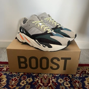 YEEZY WAVE RUNNER US10🌊🌊🌊🌊🌊🌊🌊🌊🌊 - I NEED A ROOM FULL OF MIRRORS SO I CAN BE SURROUNDED BY WINNERS💯 adidas Yeeeeeeezy 700 wave runners dom fetaste yeezys någonsin imo och 2010-talets fetaste modell. Från OG droppet!! inkluderae all og, us10 sitter bra på mig some us9. OBS! Heeldrag