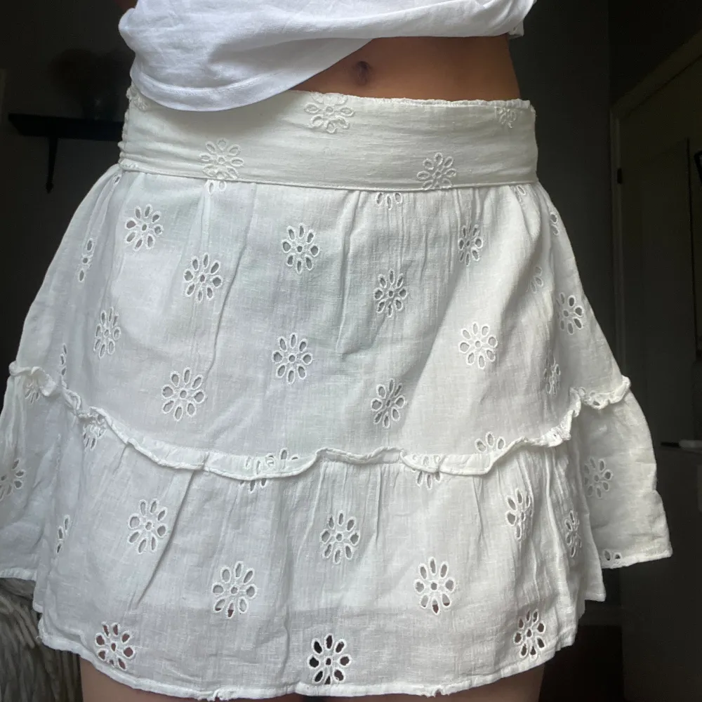 Vit kort supersöt kjol!!! Perfekt i sommar. Har vikt med kanten på bild🌸🌸🌸ALDRIG ANVÄND. Kjolar.