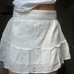 Vit kort supersöt kjol!!! Perfekt i sommar. Har vikt med kanten på bild🌸🌸🌸ALDRIG ANVÄND