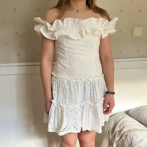 Vit klänning Zara stl. XS - Mycket fint skick använd 1 gång 