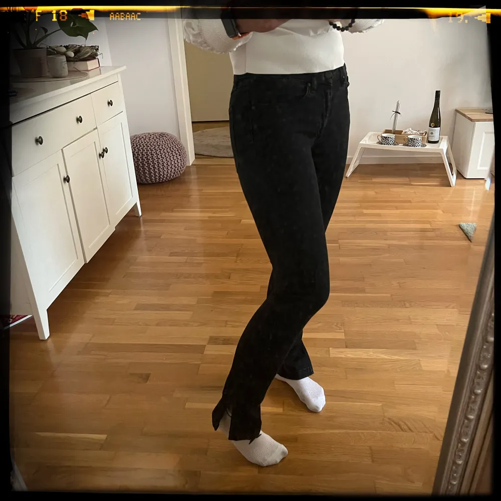 Svarta jeans med sprunn i bensluten. Knappt använda. Jag är 169 lång, vikt 60 kg. Jeans & Byxor.