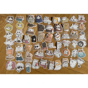 Cat stickers - Supersöta kattklistermärken som kan sättas på datorn, i en journal eller kanske på din mobil! Cirka 5x5cm stora.  4kr styck eller 40kr för 10st, 70kr för 20st & 90kr för 30st.  När man köper klistermärken väljs de ut slumpmässigt 💕