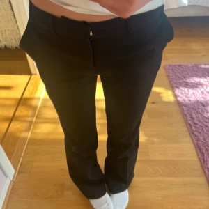 Svarta kostymbyxor  - Säljer dessa kostymbyxor då de inte kommer till användning💕💕fråga om det är nåt ni undrar, kan ev diskutera pris (dem är insydda i midjan)
