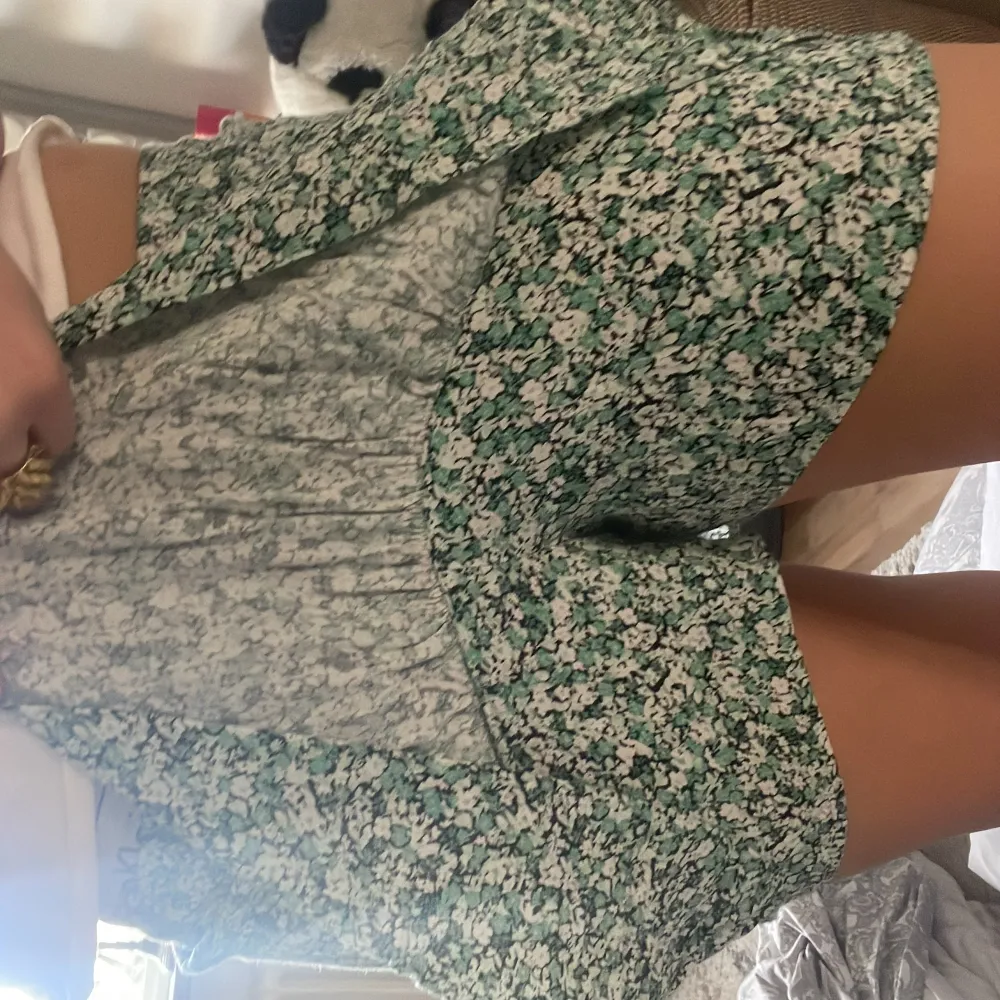 Jätte söt blommrig grön kjol från zara använd några fåtal gånger inga Sakador som ny storlek s och har även inbyggda shorts i den 💓. Kjolar.